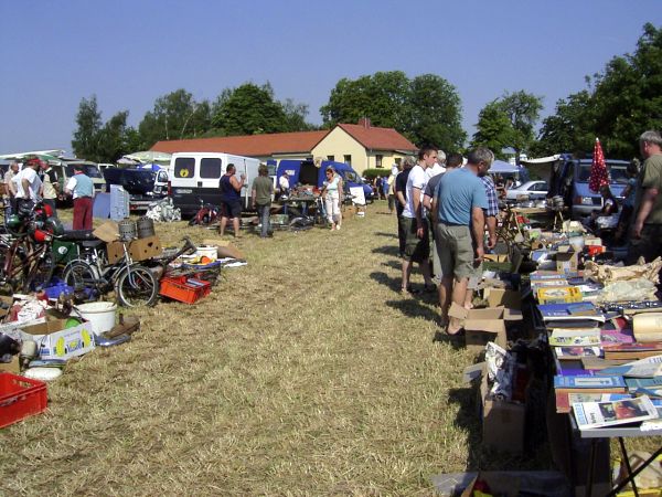 Der Teilemarkt war gut bestückt mit vielen Händlern, die gegen heftig Bares Teile abgaben.