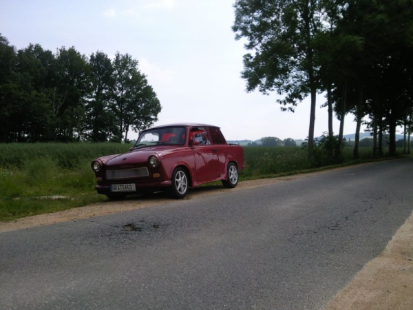 Trabant am Straßenrand - PomPom II genießt die Idylle